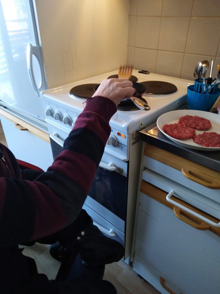 Tämän kuvan alt-attribuutti on tyhjä; Tiedoston nimi on H_Apu-1-768x1024.jpg